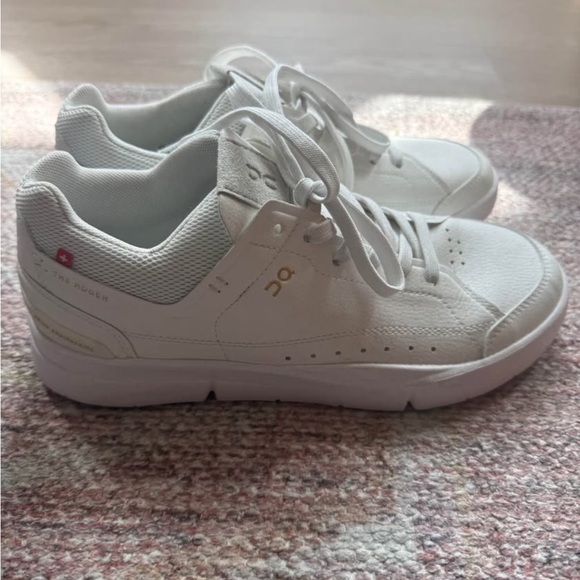 On Clouds Shoes - Roger ON Cloud Women’s Sneaker. Brand new. Size 8.